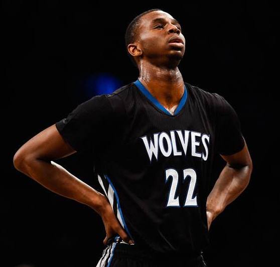 黄雀在后！彰华非反击上篮 奥利弗追防起飞送排球大帽（偷袭难成！彰华非反击上篮遭奥利弗追防腾空排球式大帽）