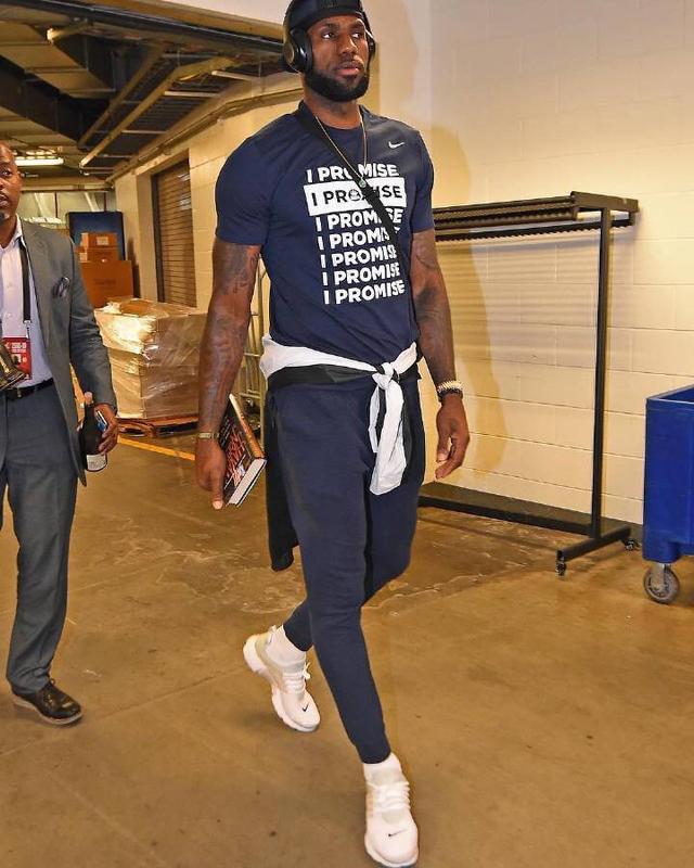 中国U17vs文莱U17：邝兆镭、万项首发，何思凡、金昱成出战（中国U17对阵文莱U17：邝兆镭、万项先发，何思凡、金昱成登场）