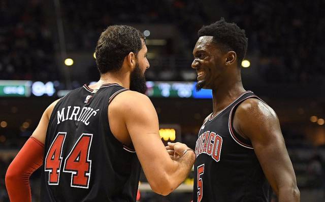 篮球湖人球迷制作大型海报欢迎队内新援（湖人球迷以巨幅海报欢迎新援加盟）