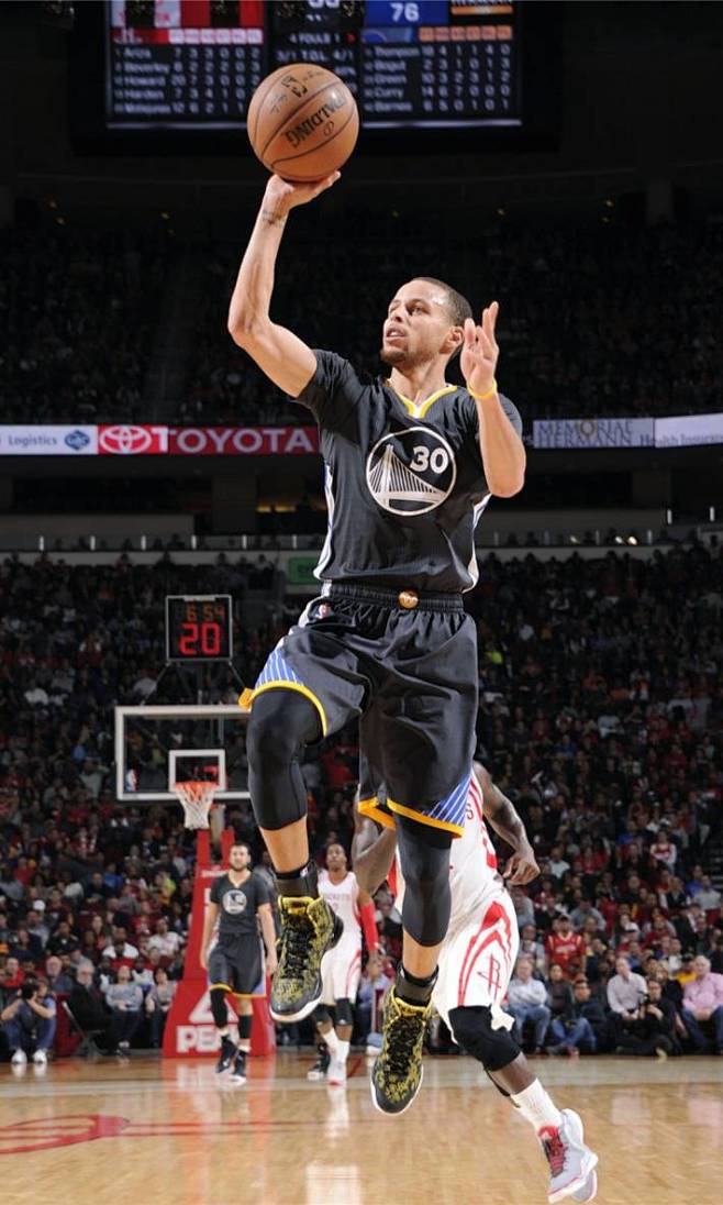 24名落差太扎心，郑钦文明年能重返前十吗？（排名跌至24位太揪心，郑钦文明年还能重回前十吗？）