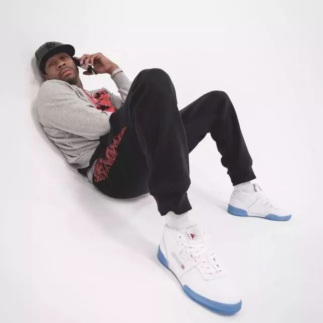 足球国足训练课发生小插曲，球员被逗笑（国足训练课现小趣事，队员忍俊不禁）