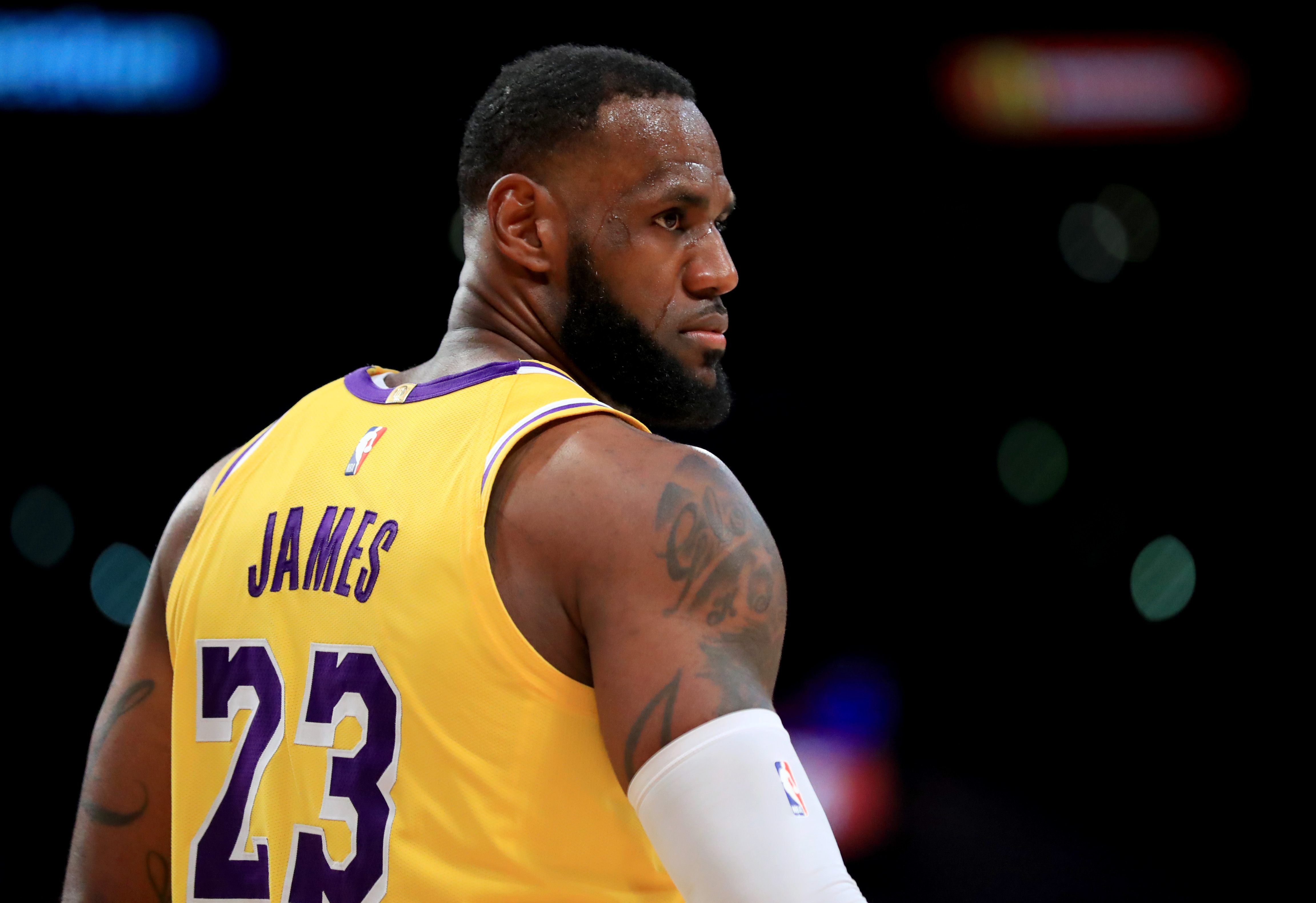 阿贾克斯临时主帅：本菲卡第一球是越位的，这不应该发生（阿贾克斯临时主帅：本菲卡首球越位，不该发生）