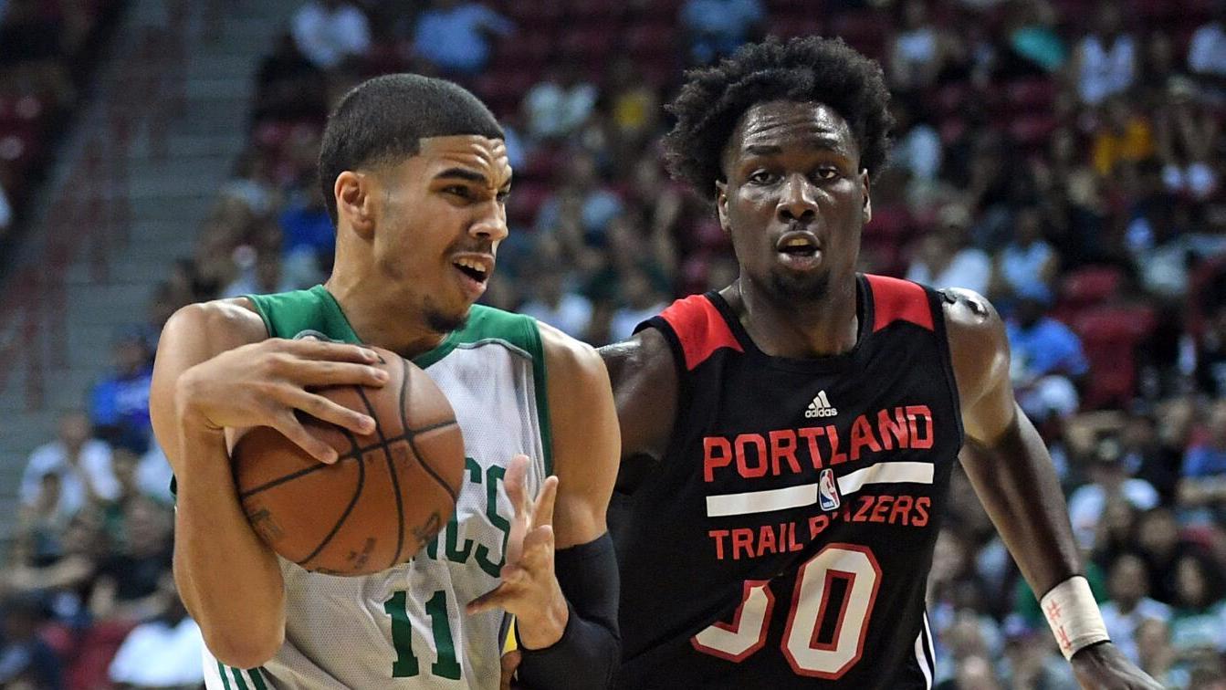 詹姆斯关键时刻稳住节奏（决胜时刻詹姆斯掌控全局）