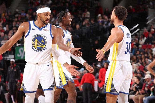 场面火爆，吉马良斯掐罗梅罗脖子逃过红牌（火爆冲突，吉马良斯掐住罗梅罗脖子仍逃过红牌）