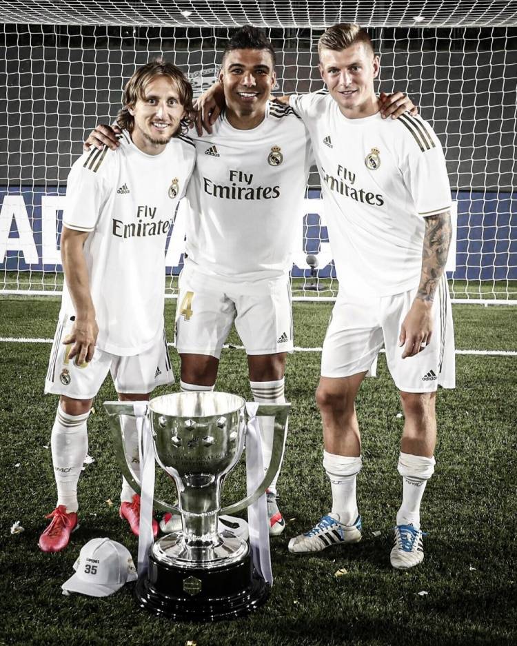 豪门俱乐部官宣主帅续约，合同长达三年（豪门球队官宣与主帅续约，三年长约达成）