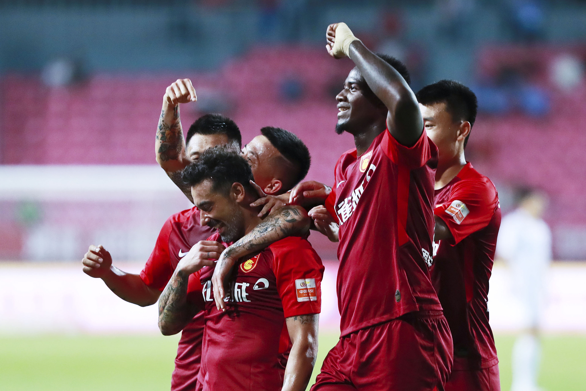 卡尔：我一直在提高右脚技术，能在17岁欧冠进球意义重大（卡尔：右脚能力持续精进，17岁欧冠破门意义非凡）