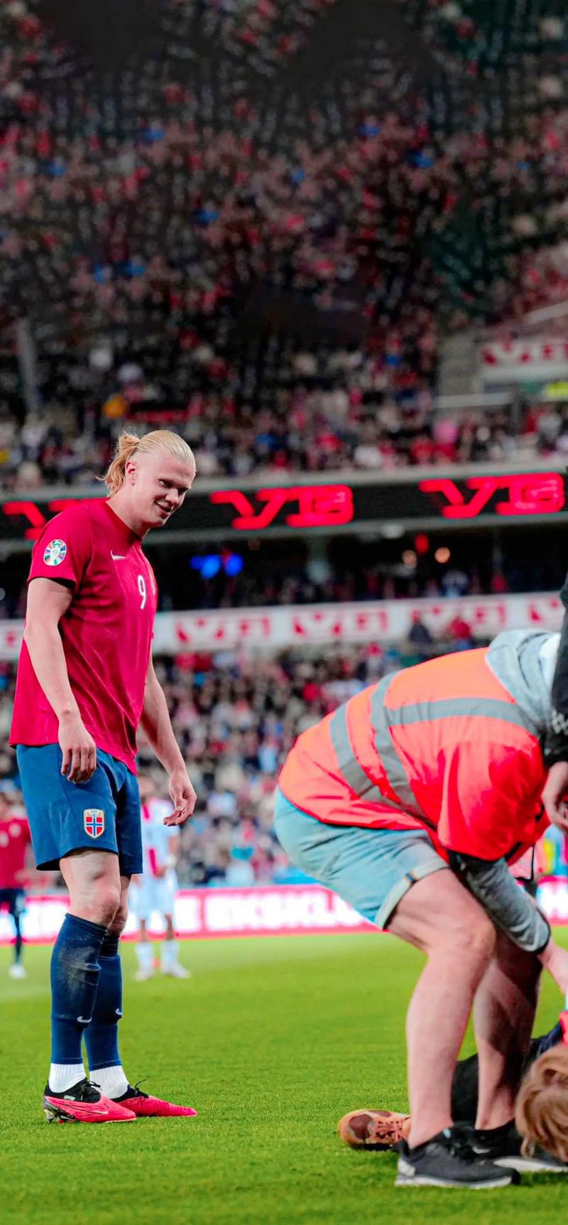 世界足球先生身上的反种族歧视争议（围绕世界足球先生的反种族歧视风波）