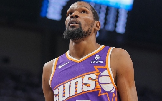 老父亲保罗现场观战！CP4在高中比赛砍下33分6板！（保罗现场观战，CP4高中赛爆发：33分6篮板）