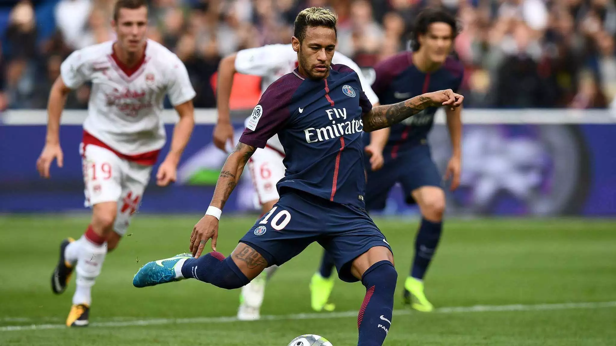 波兰媒体：莱万收到米兰、沙特和美职联报价，米兰愿签约两年（波媒：莱万获AC米兰、沙特及美职联报价，AC米兰愿提供两年合同）