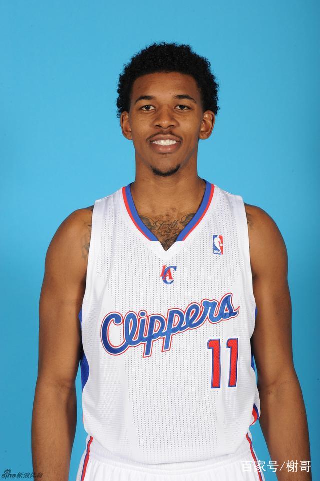 ATP总决赛第5日综述：阿卡3连胜锁定年终第一，德米纳尔赢球晋级（ATP年终总决赛第5日回顾：阿尔卡拉斯三连胜锁定年终第一，德米纳尔告捷晋级）