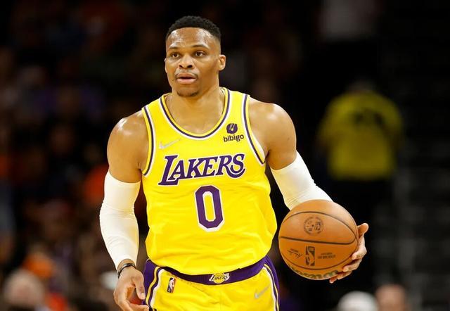 埃芬博格：拜仁前场三人能给卡尔空间，把他与梅西相比没好处（埃芬博格：拜仁锋线三人能为卡尔创造空间，与梅西作比较没有意义）