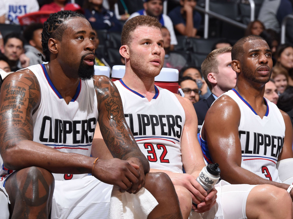 詹姆斯关键时刻稳住节奏（决胜时刻，詹姆斯掌控比赛节奏）