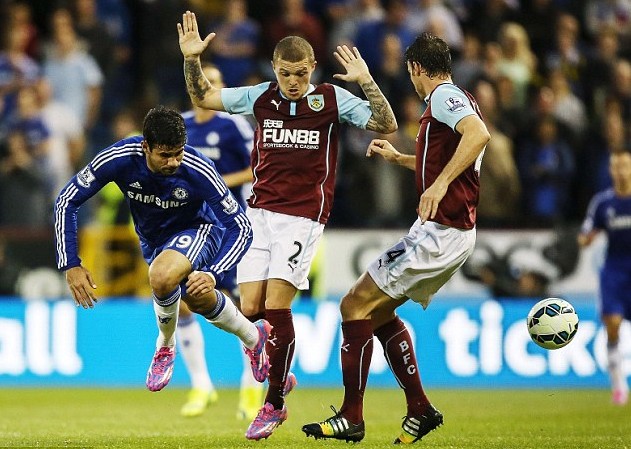 足球曝英超豪门盯上天才中卫，报价或破纪录（曝英超豪门锁定天才中卫，报价或刷新转会纪录）