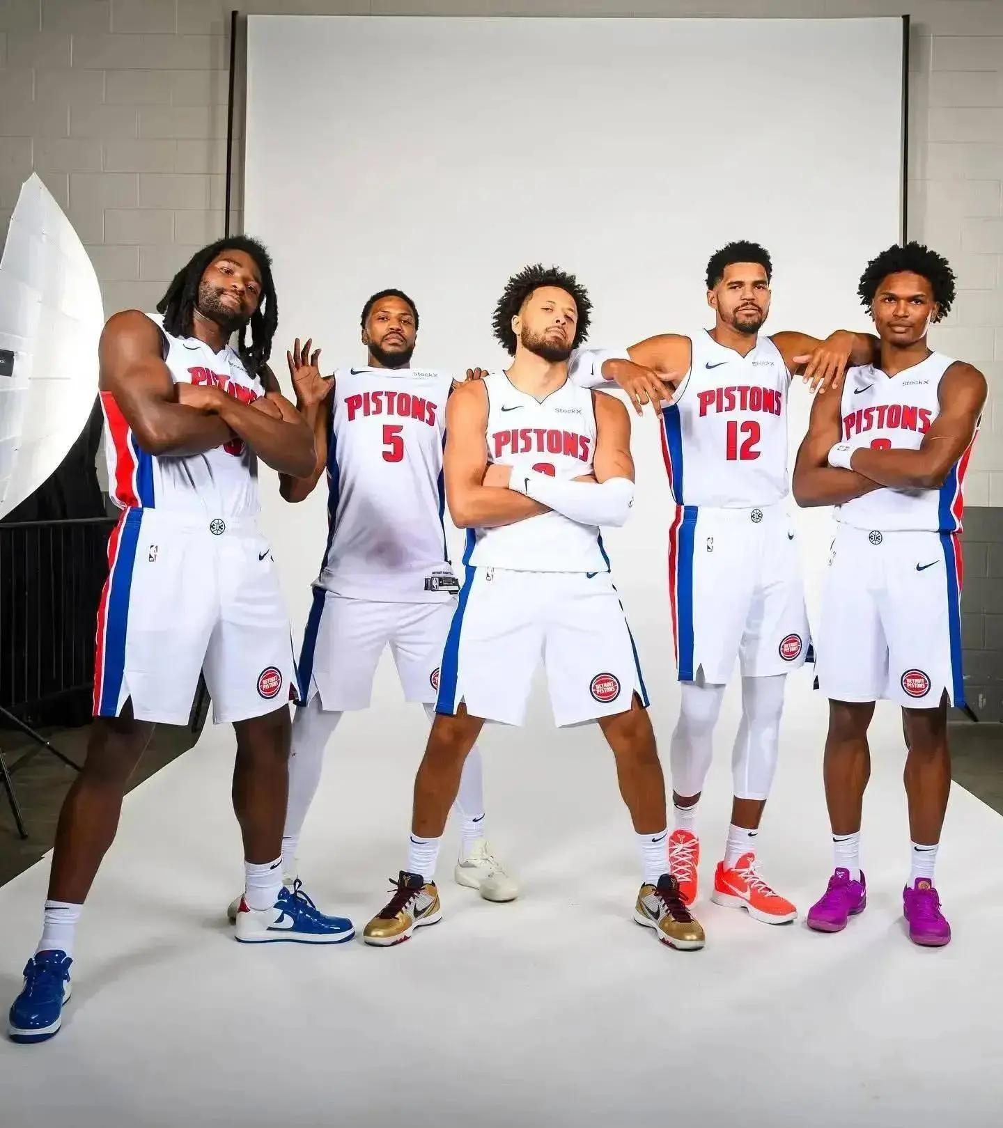 0-2大冷门！14亿豪门主场轰然倒下5轮1胜两大边后卫染红+中卫重伤（0-2爆冷！身价14亿豪门主场折戟，近5轮仅1胜，双边后卫染红+中卫重伤）