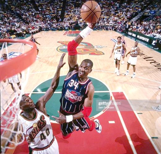 中超：山东泰山主场2-0完胜河南队（中超：山东泰山主场两球零封河南队）