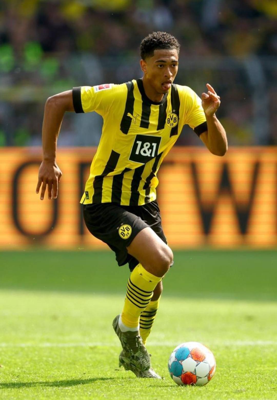 塞克斯顿弧顶三分命中，黄蜂领先开启攻势（塞克斯顿顶弧命中三分，黄蜂取得领先掀起攻势）