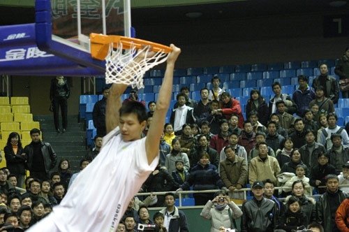 陈盈骏：曾凡博回归提振球队士气，今晚打深圳从防守做起（陈盈骏：曾凡博复出鼓舞全队，今晚迎战深圳以防守为先）