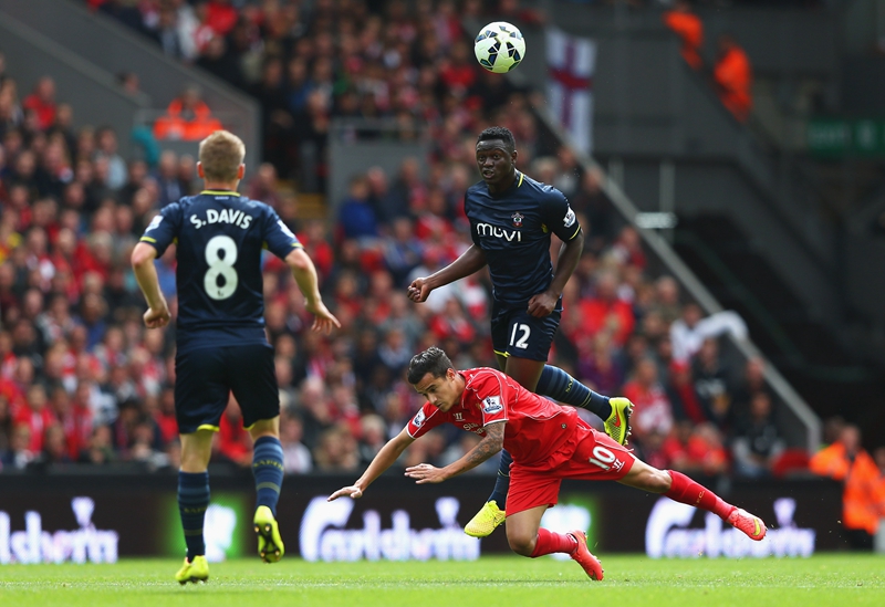 跟队：麦迪逊赛后拄拐穿过混合采访区，神情十分沮丧（随队报道：麦迪逊赛后拄拐经过混采区，神情低落）