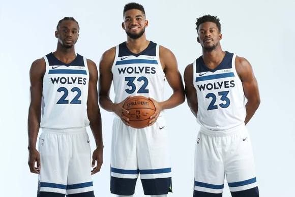 古德温抢球引争议，丁伟场边怒斥（古德温抢断引风波，丁伟场边怒斥）