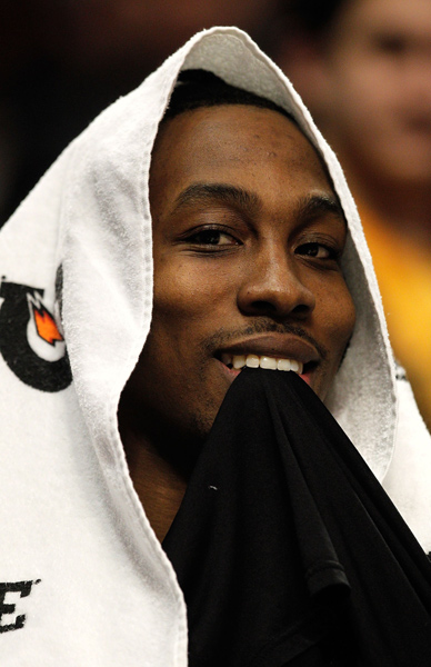 西甲半场：伦布雷拉斯闪击，亚马尔破门，巴萨2-1阿拉维斯（西甲半场战报：伦布雷拉斯开场闪击，亚马尔建功，巴萨2-1领先阿拉维斯）