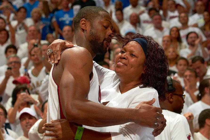 张佳玮：恩比德当下无球低效、高失误 不确定他还能否重回巅峰（张佳玮：恩比德无球表现低迷、失误频繁 能否重返巅峰仍存疑）